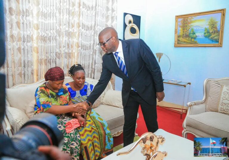 Lubumbashi : Le Gouverneur Kyabula sous pression, reçoit la veuve et la famille du journaliste tué