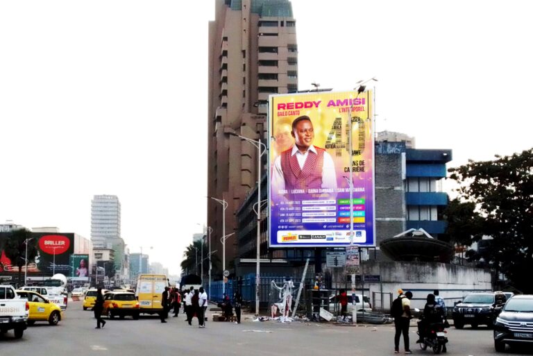 Kinshasa : Daniel Bumba interdit l’implantation de nouveaux dispositifs publicitaires dans la ville