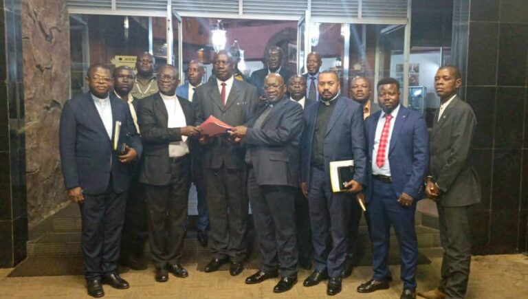 Dialogue pour la paix : les évêques et pasteurs congolais échangent avec Thomas Lubanga à Kampala