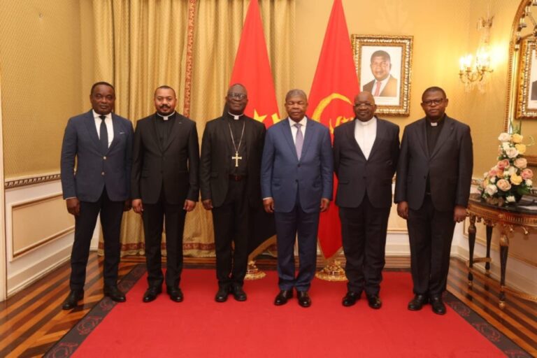 RDC : l’ECC et la CENCO présentent le Pacte social pour la paix à Joao Lourenço