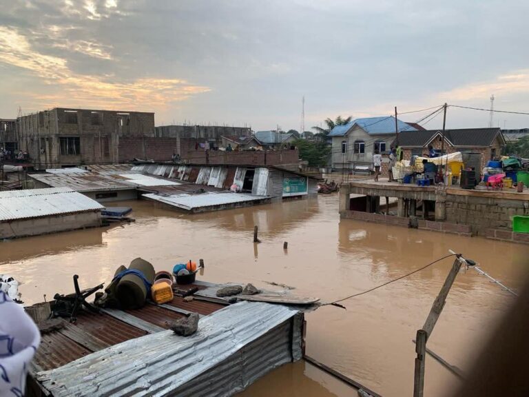 Kinshasa : Des familles contraintes de passer la nuit à la belle étoile à cause des inondations dues au débordement de la rivière N’djili