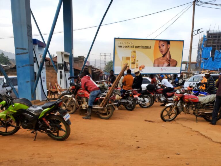 Beni : Pénurie de carburant, les conducteurs de motos-taxis étouffent sous les effets de la coupure du pont Semuliki