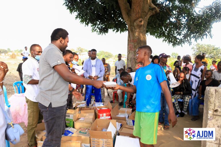 Kinshasa : Les élèves de Nkombo retrouvent le chemin de l’école grâce à l&rsquo;AJDM, « Les Amis de Josh Dede Mwenze »
