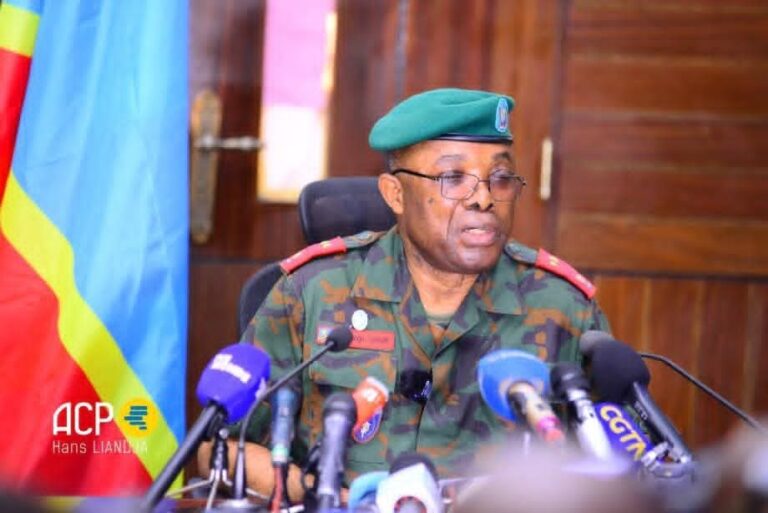 RDC : L’armée défend ses frappes : « Nous ne sommes pas l’Église », affirme le général Sylvain Ekenge