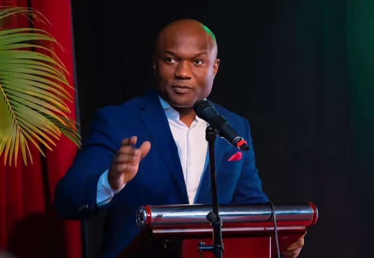 RDC : Deo Kasongo rebaptise le Stade Tata Raphaël en « Stade Ali et Foreman », une décision qui fait polémique