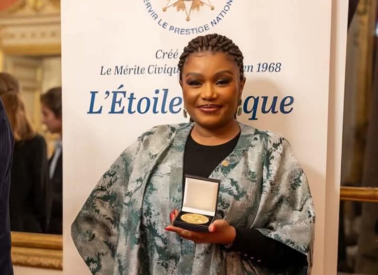 Paris : Barbara Kanam, DG du Fonds de Promotion Culturelle reçoit la Médaille Vermeil de l’Étoile Civique